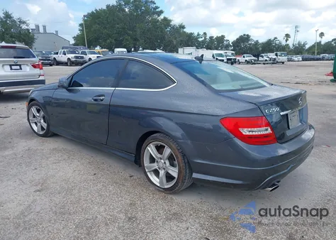 2013 Mercedes-Benz C 250 z USA, uszkodzony, nr VIN WDDGJ4HB9DF995203